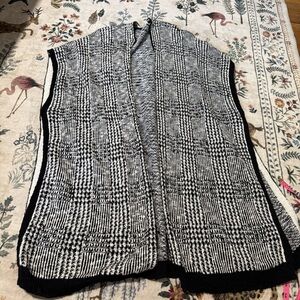 Abercrombie & fitch Black and White Open Front poncho XS/s